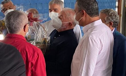 Lula chega em Salvador e é recepcionado por Rui em desembarque no aeroporto