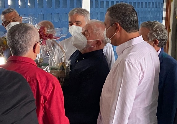 Lula chega em Salvador e é recepcionado por Rui em desembarque no aeroporto