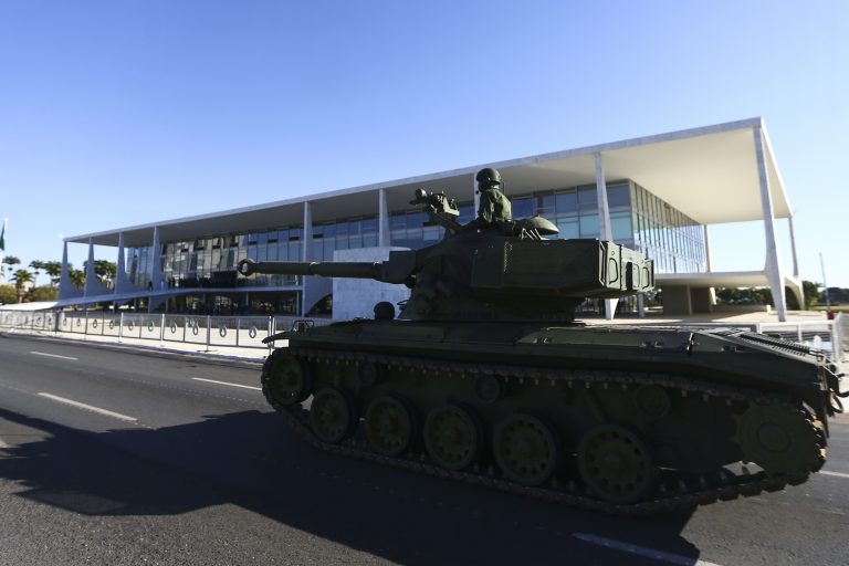 Oposição critica desfile de tanques das Forças Armadas e diz que Bolsonaro quis pressionar votação do Lesgilativo