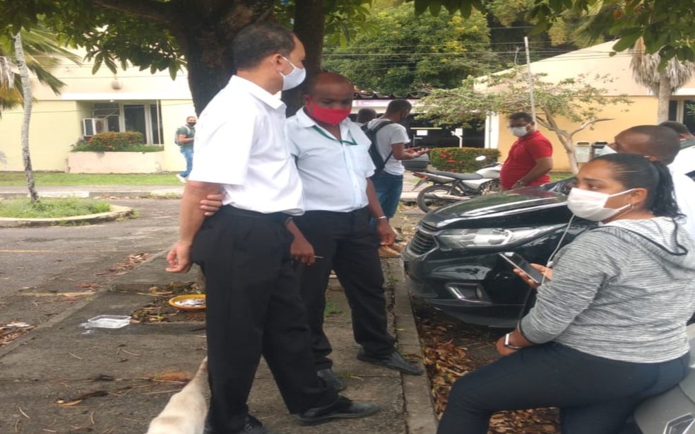 Agentes de portaria demitidos de terceirizada que prestava serviço à UFBA protestam por pagamento de direitos trabalhistas