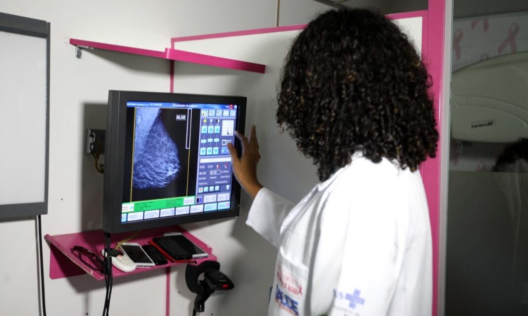 No Outubro Rosa, órgãos do Governo do Estado realizam ações de prevenção ao câncer de mama e promoção da autoestima