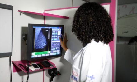 No Outubro Rosa, órgãos do Governo do Estado realizam ações de prevenção ao câncer de mama e promoção da autoestima