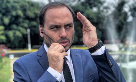 Alexandre de Moraes envia à PGR pedido de senador para investigar ida de Carlos Bolsonaro à Rússia