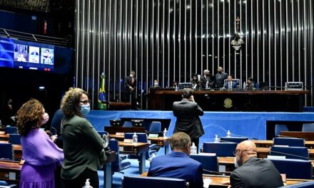 Congresso derruba veto de Bolsonaro e garante suspensão de despejos