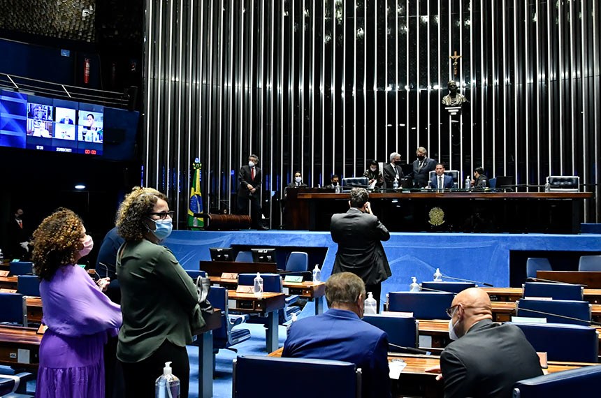 Congresso derruba veto de Bolsonaro e garante suspensão de despejos