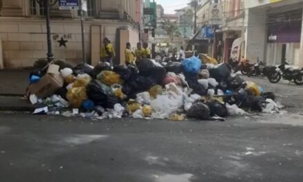 Moradores de Ilhéus espalham sacos de lixo pelas ruas em protesto contra atraso na coleta