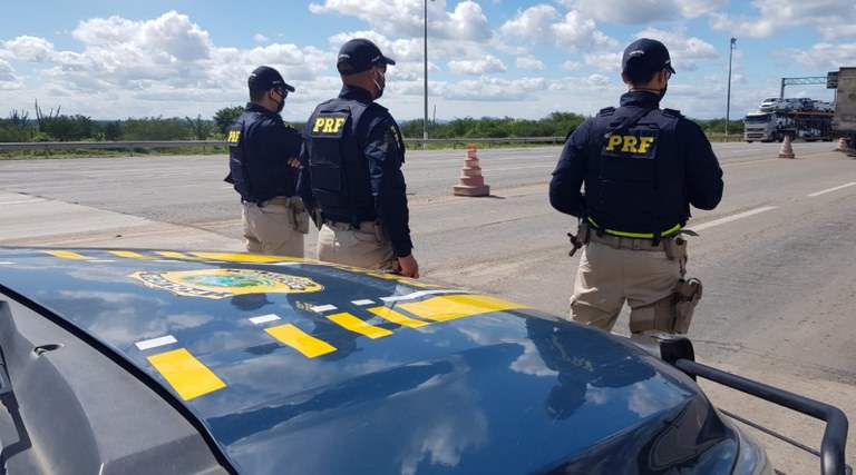 PRF liberta criança sequestrada após sair da escola; pedófilo, de 70 anos, foi preso na BR-116