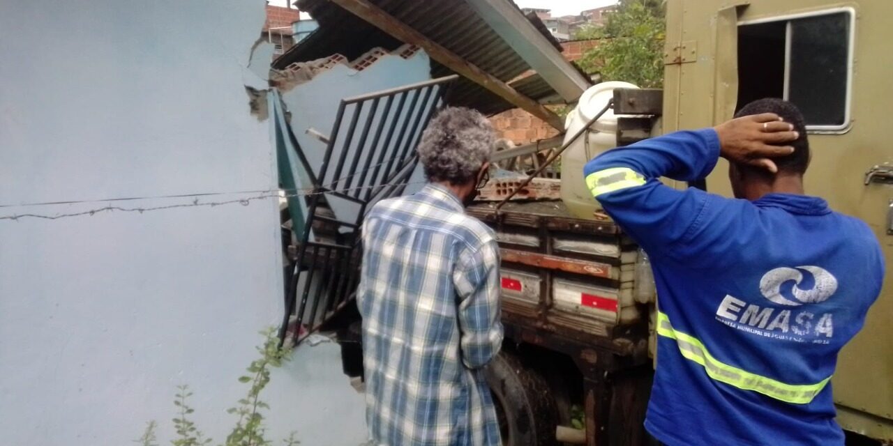Caminhão de terceirizada da Emasa invade residência no São Pedro e causa danos materiais
