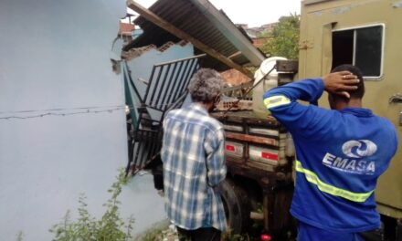 Caminhão de terceirizada da Emasa invade residência no São Pedro e causa danos materiais