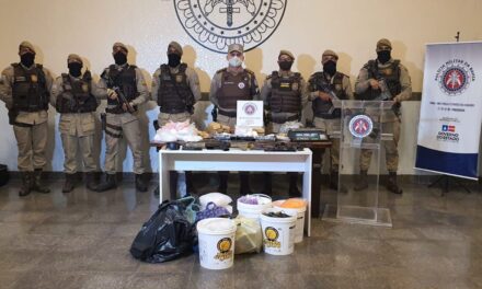 Polícia Militar apreende armamento e drogas que seriam vendidas em paredão