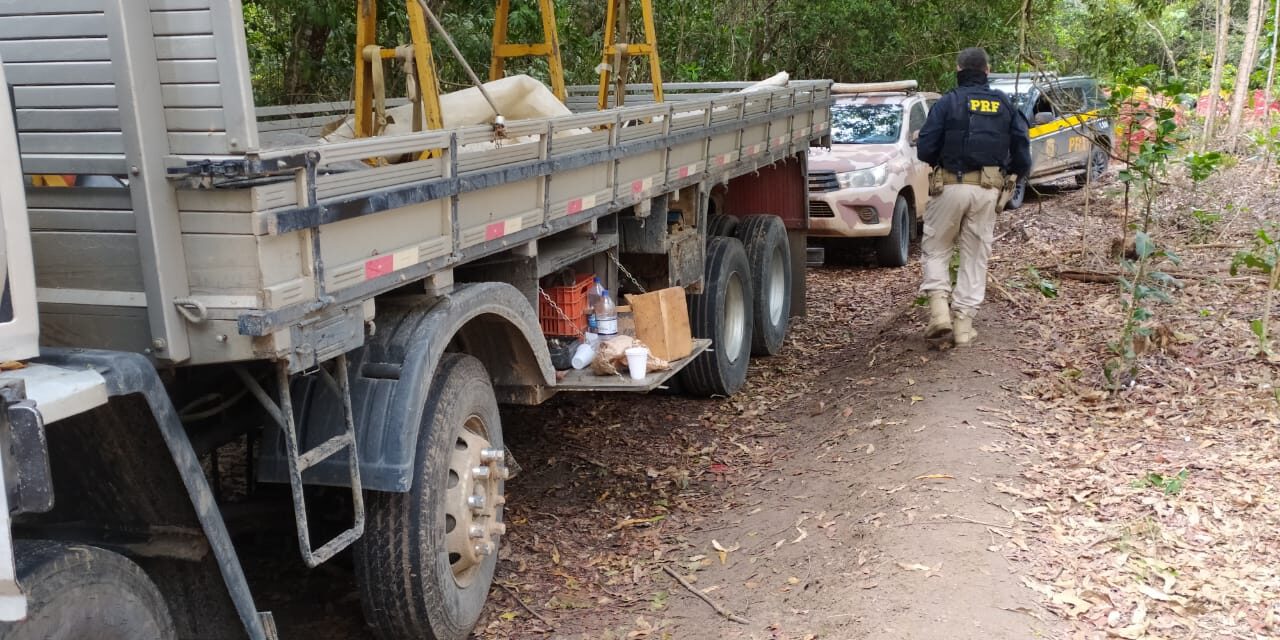 Operação da PRF e PM recupera caminhão roubado e caminhonete adulterada