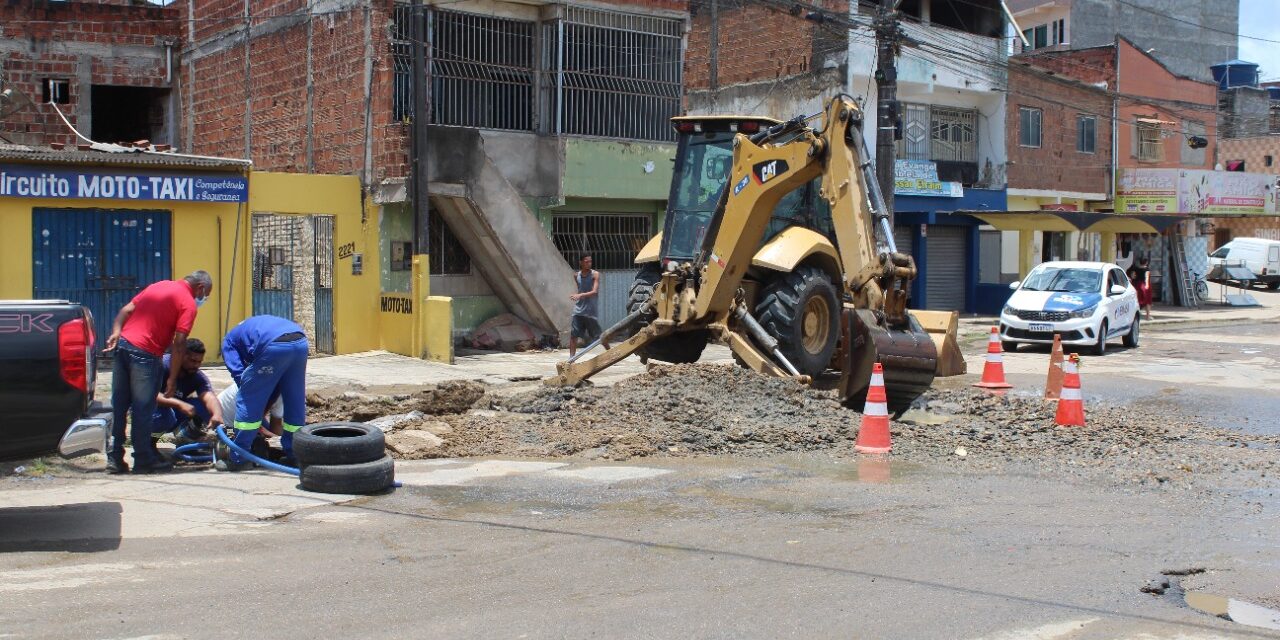 Emasa recupera rede de abastecimento d’água que rompeu na Avenida Roberto Santos