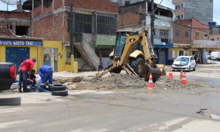 Emasa recupera rede de abastecimento d’água que rompeu na Avenida Roberto Santos