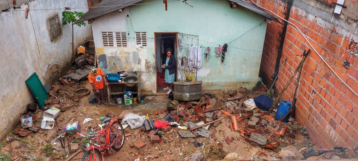 Chuvas provocam deslizamentos de terra e deixam várias casas alagadas em Itabuna
