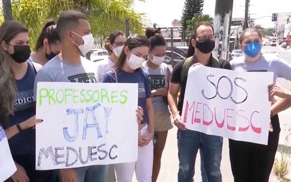 Estudantes de medicina da Uesc protestam contra falta de professores; alunos temem atraso na conclusão do curso
