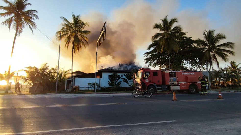 Incêndio atinge barraca de praia em Porto Seguro