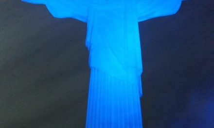 Iluminado de azul, Cristo Redentor homenageia Mutirão do Diabetes