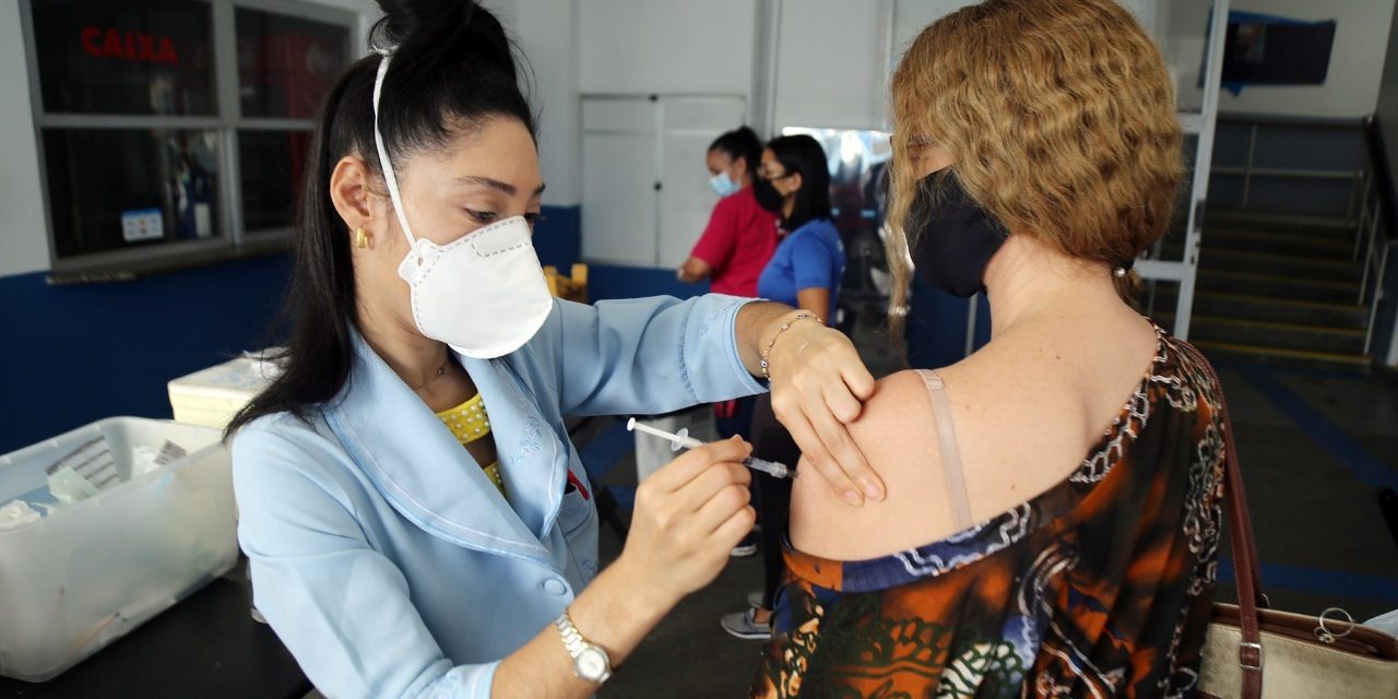 Secretaria de Saúde vacina contra a Covid-19 no Shopping Jequitibá e faz alerta a população