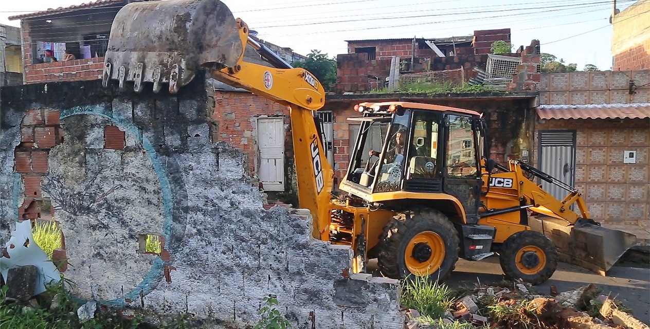 Muro do Centro de Zoonoses é demolido pela Prefeitura para evitar risco aos moradores