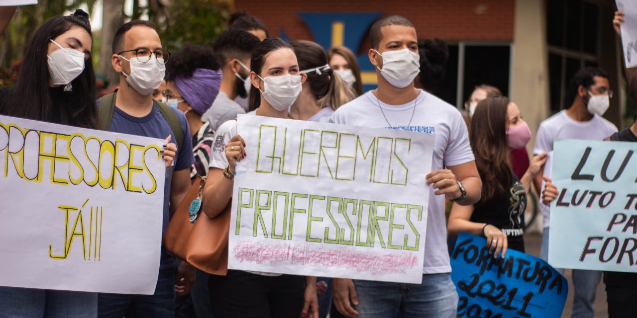 Alunos de Medicina Veterinária da Uesc protestam contra falta de professores: “queremos nos formar”