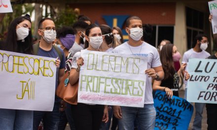 Alunos de Medicina Veterinária da Uesc protestam contra falta de professores: “queremos nos formar”