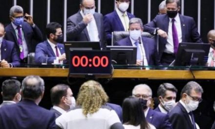 Câmara aprova em 2º turno PEC dos Precatórios, que vai bancar o Auxílio Brasil