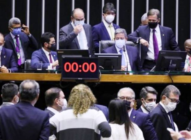 Câmara aprova em 2º turno PEC dos Precatórios, que vai bancar o Auxílio Brasil