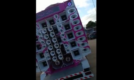 Veículo usado por secretaria municipal de saúde aparece em vídeo puxando ‘paredão’ de som em evento na Bahia