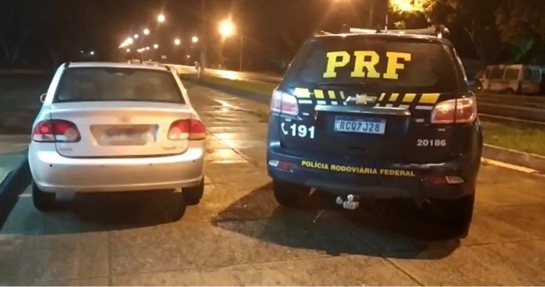 Motorista tenta fugir, mas é preso pela PRF com carro roubado em Itabela