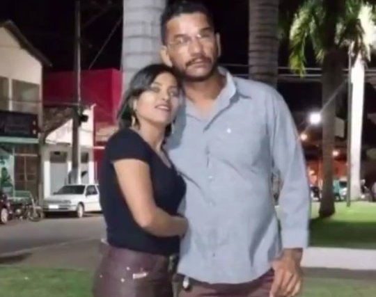 Casal morre após carro sair de pista e cair em córrego na Bahia