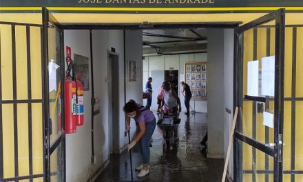 Mutirão resgata documentos do Arquivo Público José Dantas de Andrade atingidos pela enchente