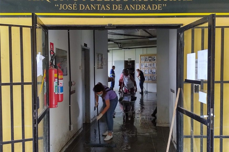 Mutirão resgata documentos do Arquivo Público José Dantas de Andrade atingidos pela enchente
