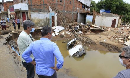 Reconstrução de casas destruídas pelas chuvas começará em janeiro, anuncia Rui