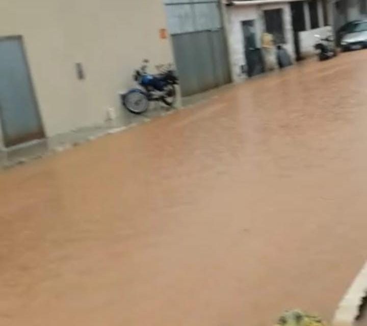 Chuvas continuam causando estragos no sul da Bahia; em Ilhéus há registro de desabrigados e vítima soterrada