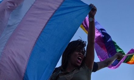Defensoria Pública pede indenização de R$ 50 mil para mulher trans discriminada por médico em posto de saúde