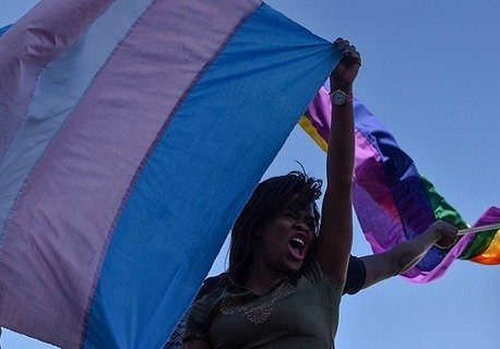 Defensoria Pública pede indenização de R$ 50 mil para mulher trans discriminada por médico em posto de saúde