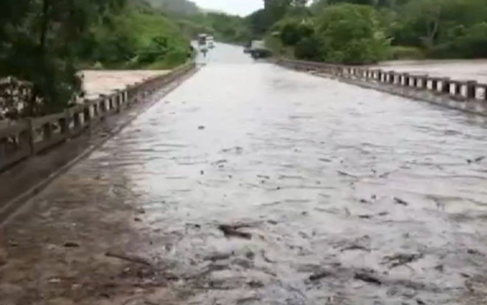 BR-101 é parcialmente interditada por causa das fortes chuvas que atingem o extremo sul da Bahia