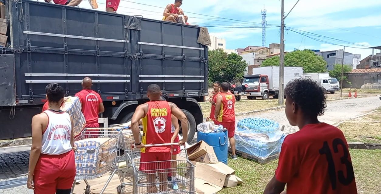 Bombeiros descarregam 15 toneladas de alimentos em Ilhéus