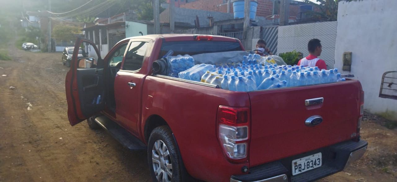 Quatro bairros de Itabuna sem abastecimento normalizado recebem água mineral entregue por bombeiros