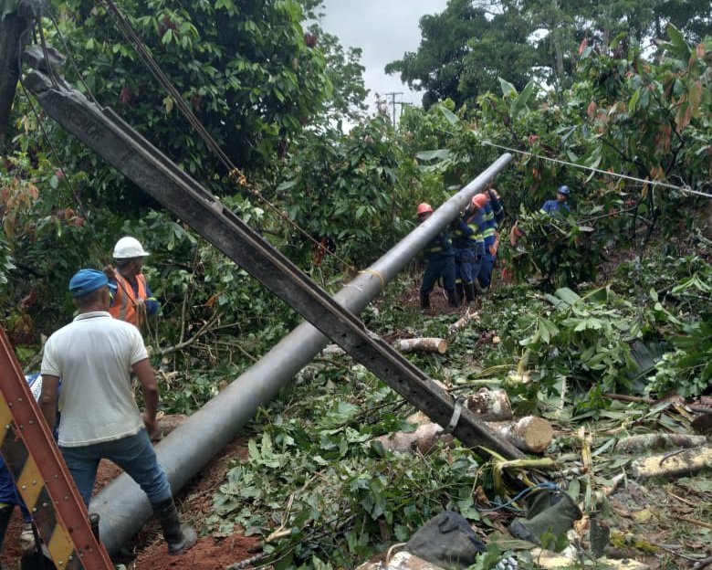 Ventania na região de Rio do Braço derruba postes e interrompe abastecimento de água em Itabuna
