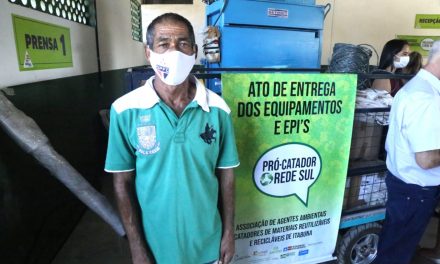 Prefeitura de Itabuna entrega fardamento e equipamentos de proteção a coletores de resíduos sólidos