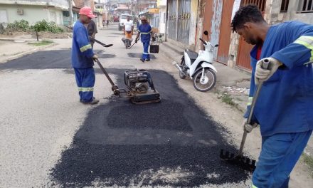 Prefeitura de Itabuna executa operação tapa-buracos, patrolamento e limpeza de canal