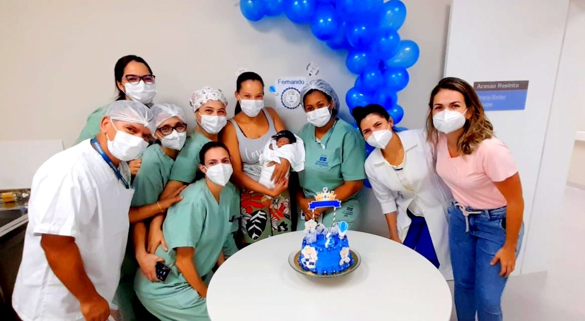 Funcionários do Hospital Materno-Infantil comemoram com bolo um mês do primeiro bebê a ocupar a UTI Neonatal