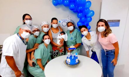 Funcionários do Hospital Materno-Infantil comemoram com bolo um mês do primeiro bebê a ocupar a UTI Neonatal