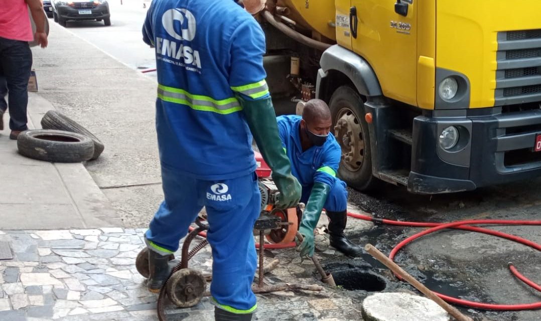 Gerência de Saneamento da Emasa desobstrui redes de esgoto em avenidas de Itabuna