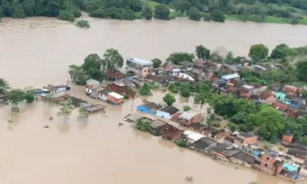 Após destruição pela enchente de dezembro, moradores de Vila Cachoeira seguem desamparados