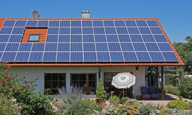 Programa de crédito permite compra de placas solares com redução imediata de 20% na conta de energia