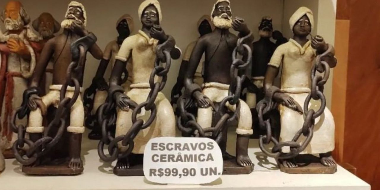 Absurdo: loja vende cerâmica de negros acorrentados como souvenir no aeroporto de Salvador