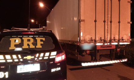 Motorista é preso pela PRF conduzindo caminhão furtado