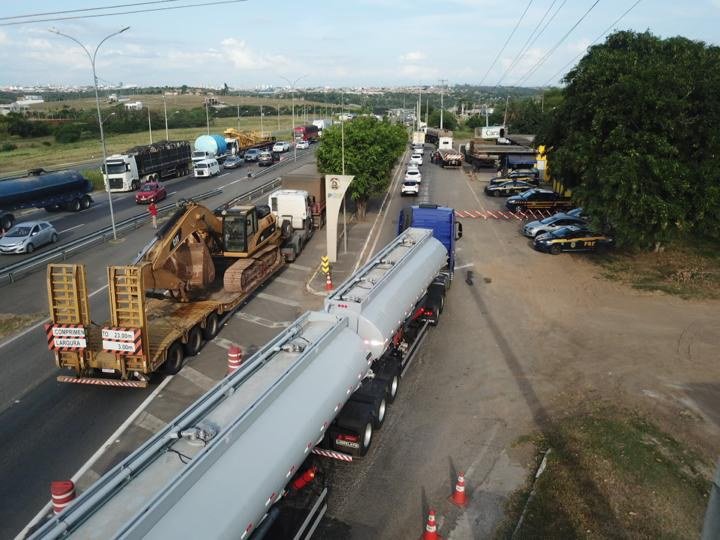 Operação da PRF intensifica fiscalização a veículos de cargas excedentes e serviços de escolta